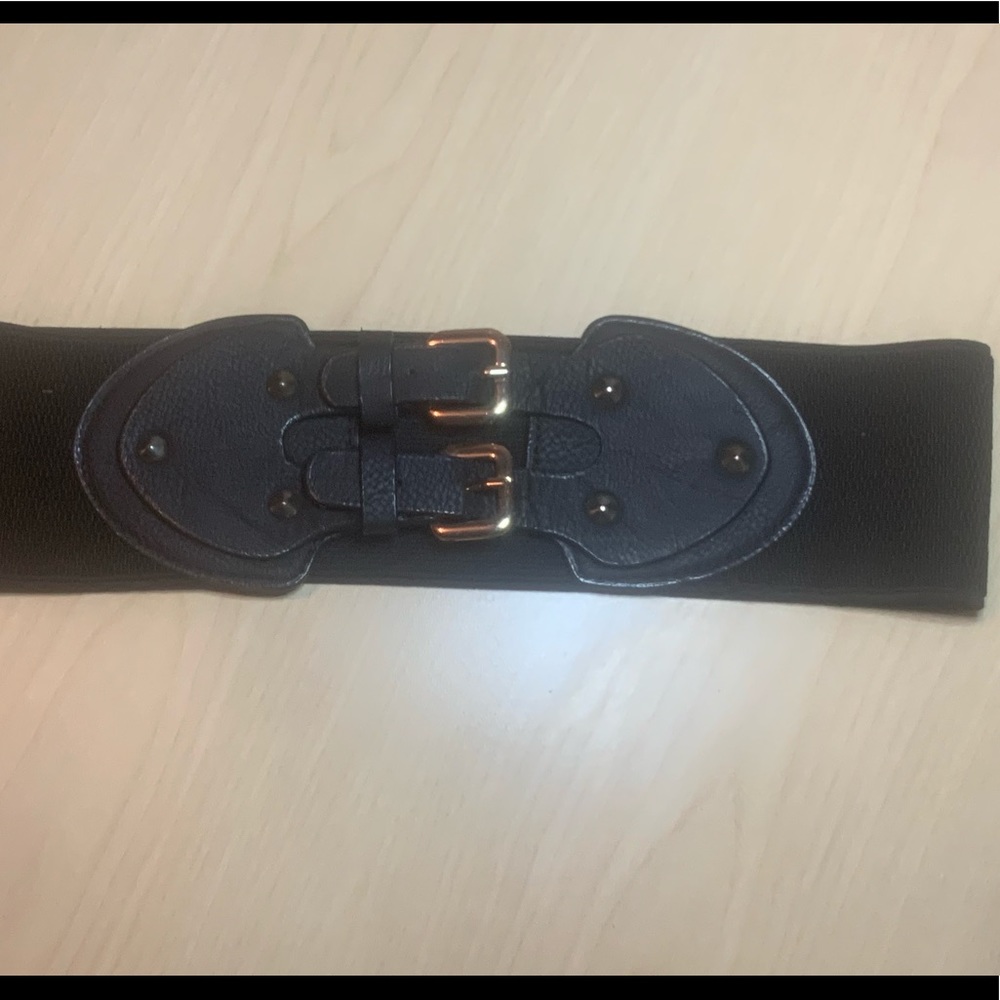 Black super cute elastic and faux leather waist belt.